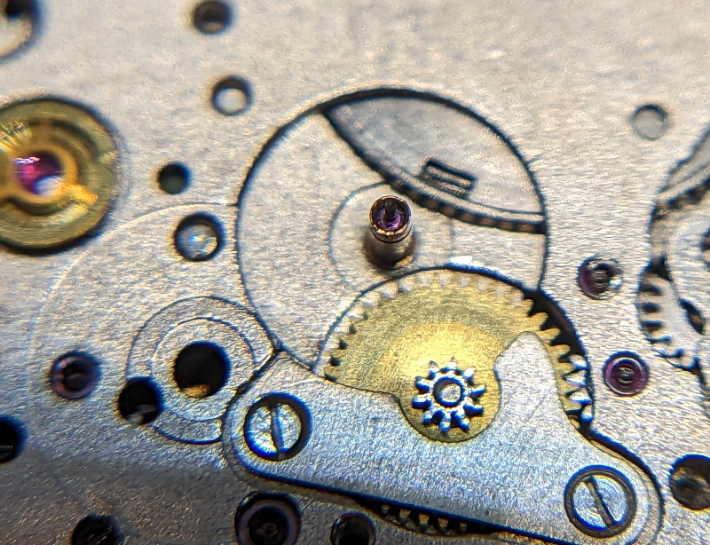 dial-side bearing for the center seconds pinion and egagement of the second wheel into the reverser wheel Zaria 2009B: dial-side bearing for the center seconds pinion and egagement of the second wheel into the reverser wheel